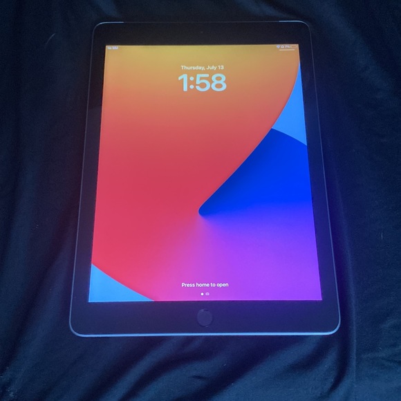Black and gray IPad - Picture 3 of 3